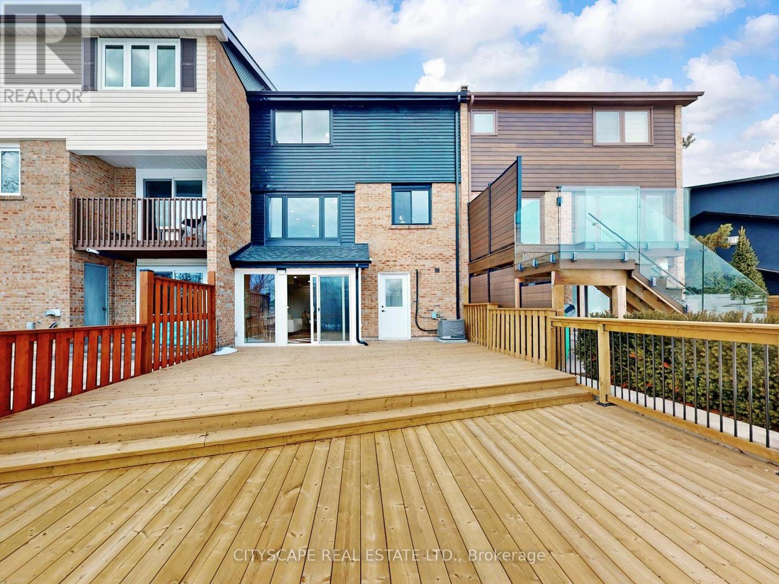 1484 Credit Woodlands Court, Mississauga, Ontario  L5C 3J5 - Photo 4 - W12845816