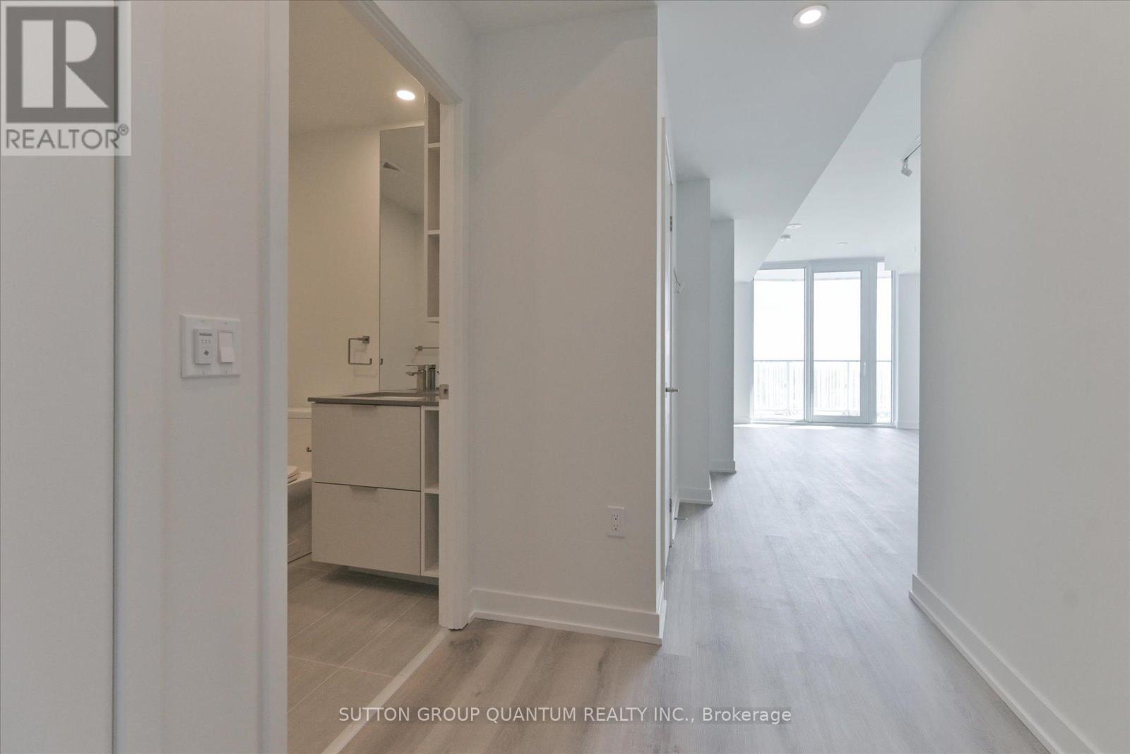 1701 - 1 Fairview Road E, Mississauga, Ontario  L5A 0B4 - Photo 3 - W12846056