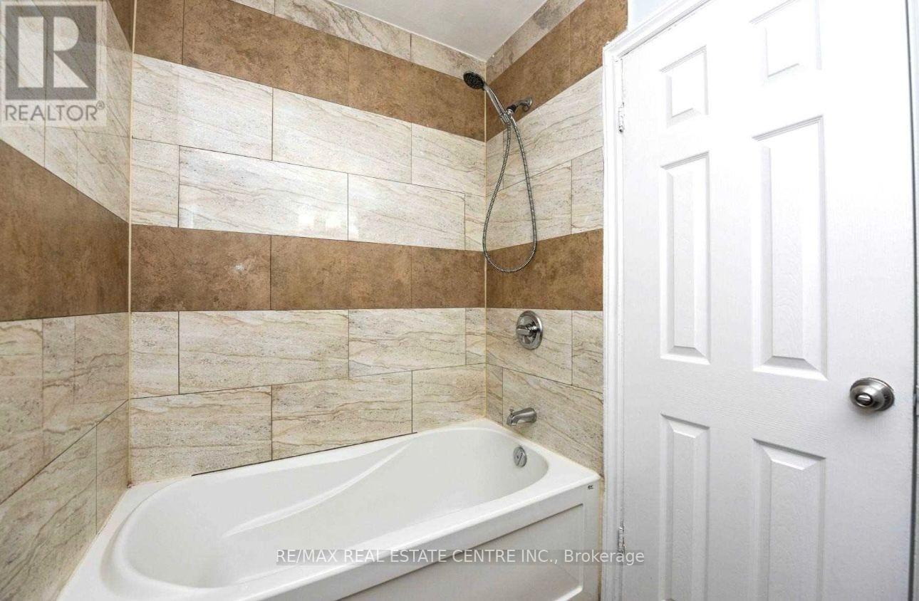 47 Corby Cres - Main Crescent, Brampton, Ontario  L6Y 1H3 - Photo 11 - W12846066