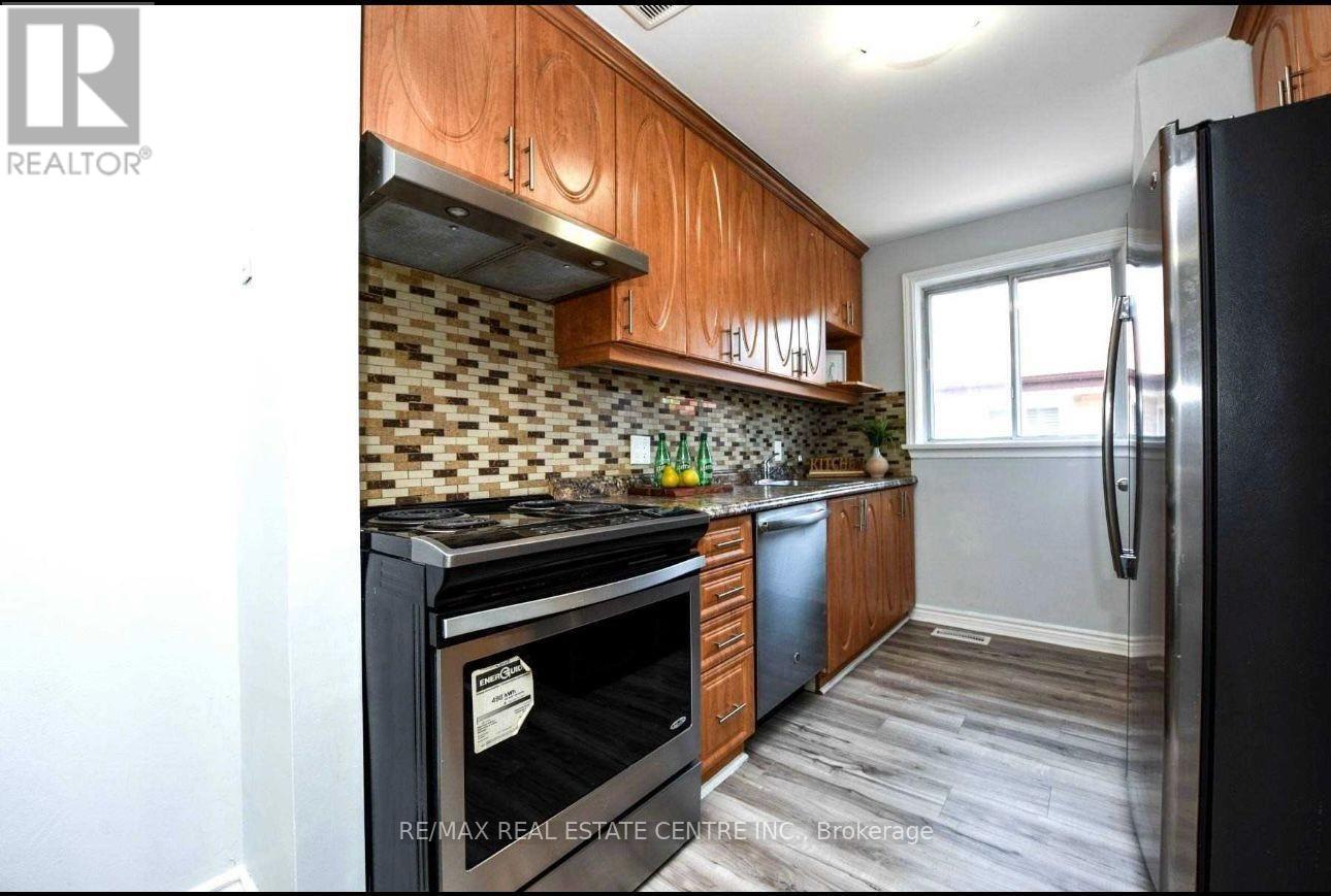 47 Corby Cres - Main Crescent, Brampton, Ontario  L6Y 1H3 - Photo 5 - W12846066