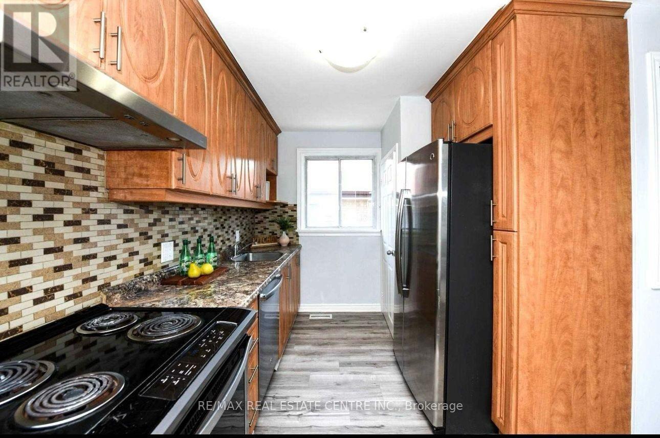 47 Corby Cres - Main Crescent, Brampton, Ontario  L6Y 1H3 - Photo 6 - W12846066