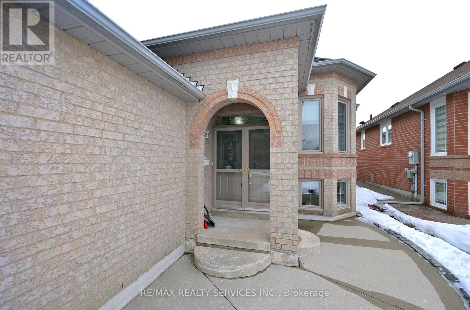 83 Summerfield Crescent, Brampton, Ontario  L6X 4L2 - Photo 3 - W12846070