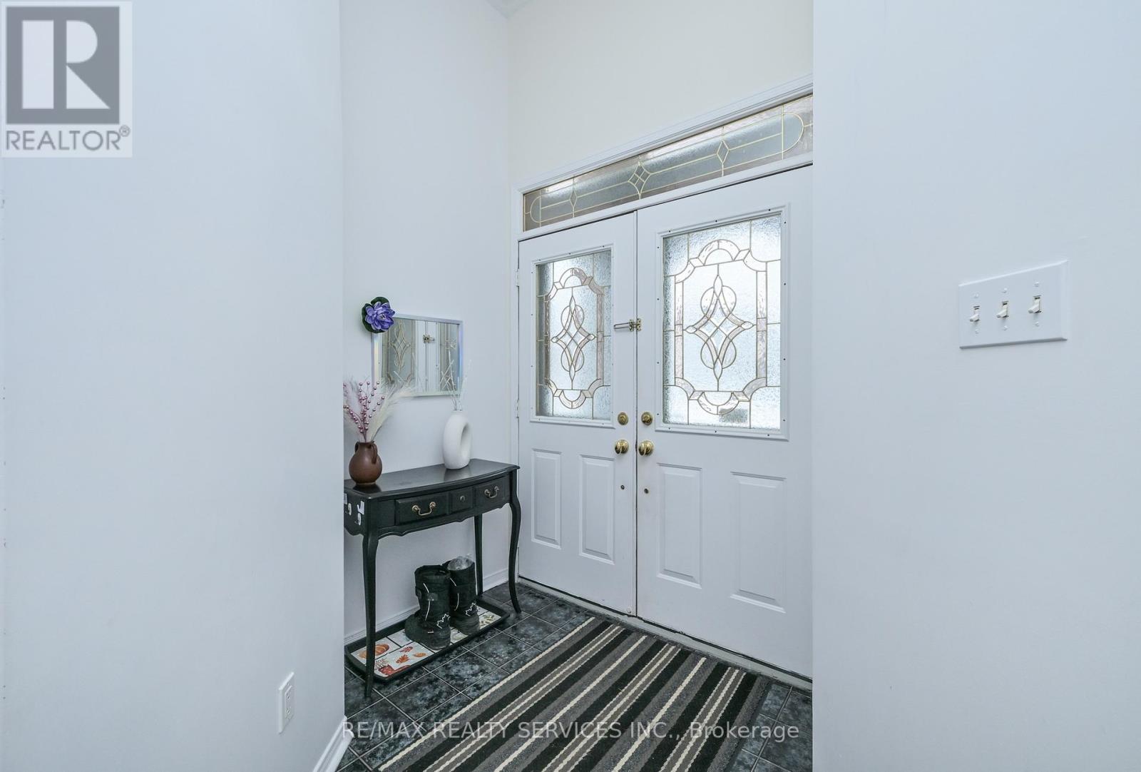 83 Summerfield Crescent, Brampton, Ontario  L6X 4L2 - Photo 4 - W12846070