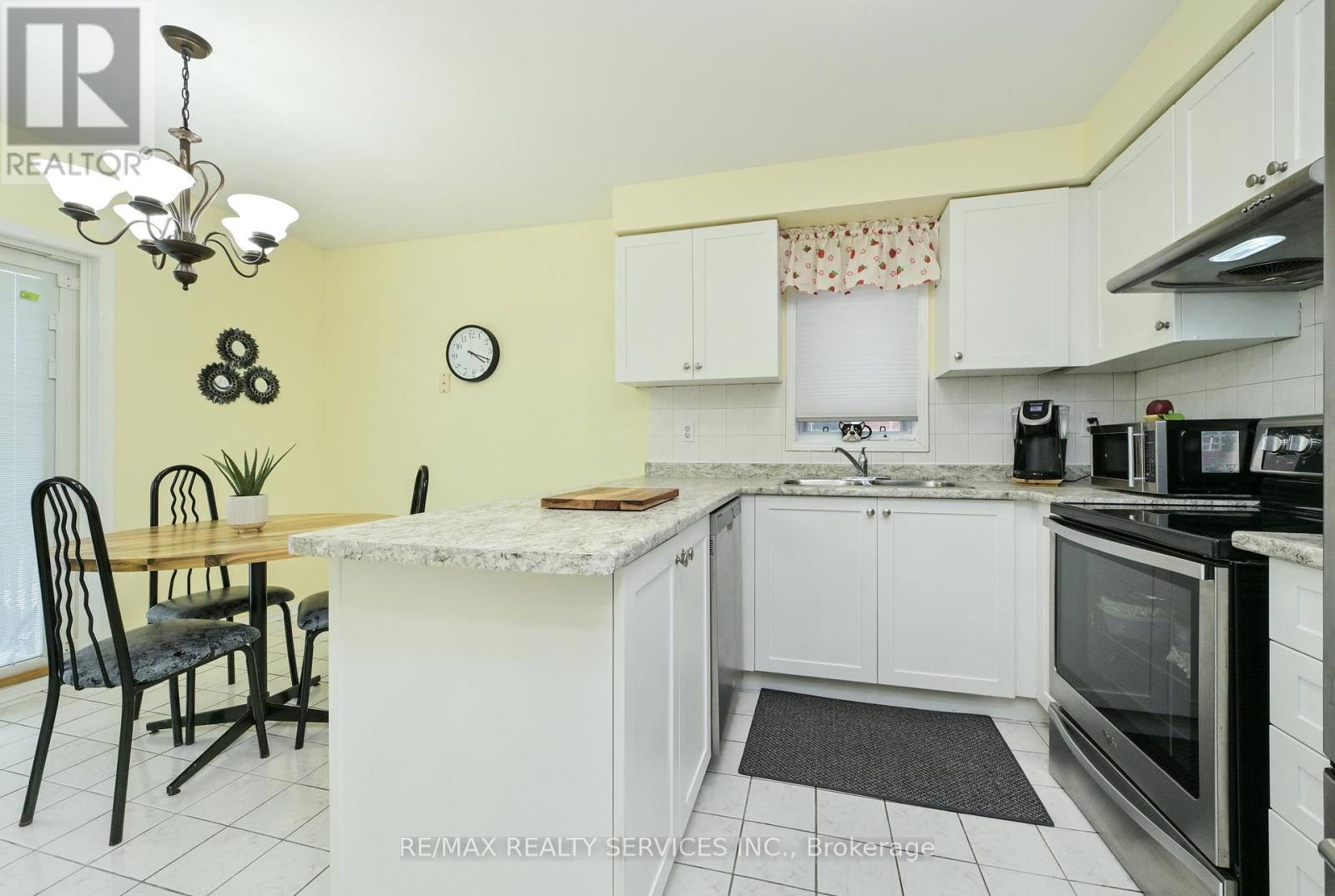 83 Summerfield Crescent, Brampton, Ontario  L6X 4L2 - Photo 5 - W12846070