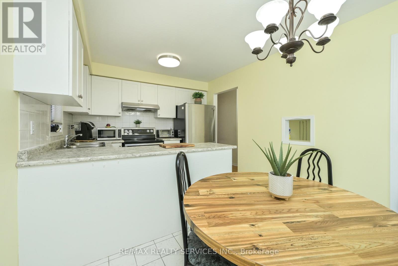 83 Summerfield Crescent, Brampton, Ontario  L6X 4L2 - Photo 7 - W12846070