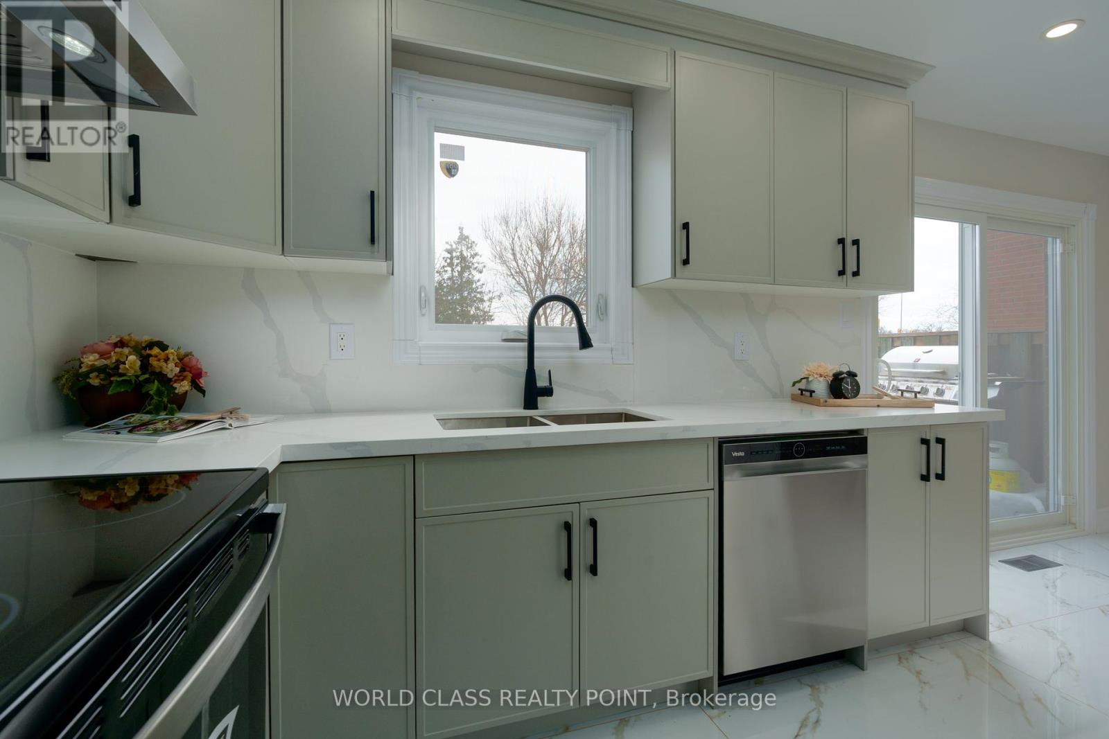 4272 Sawmill Valley Drive, Mississauga, Ontario  L5L 3M9 - Photo 11 - W12846072