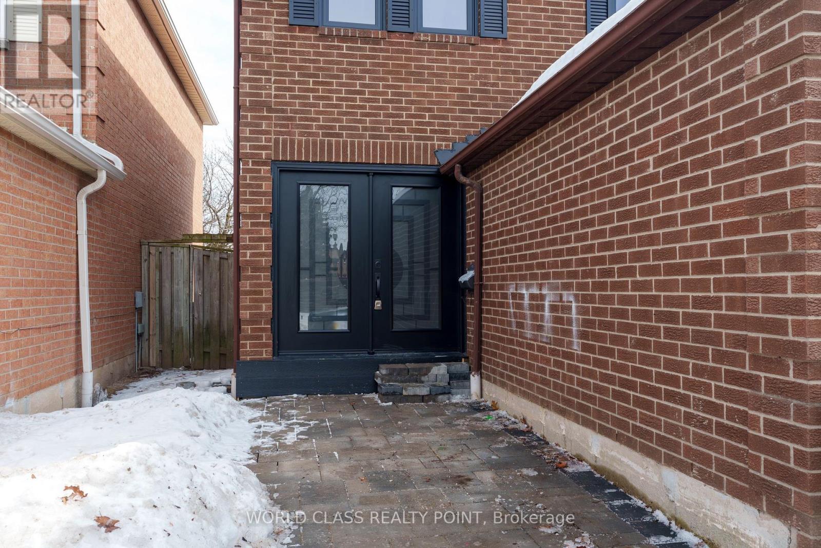 4272 Sawmill Valley Drive, Mississauga, Ontario  L5L 3M9 - Photo 4 - W12846072