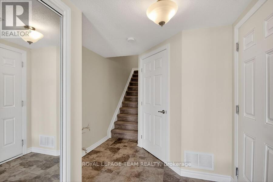 126 Grenadine Street, Ottawa, Ontario  K2S 0P1 - Photo 3 - X12839846