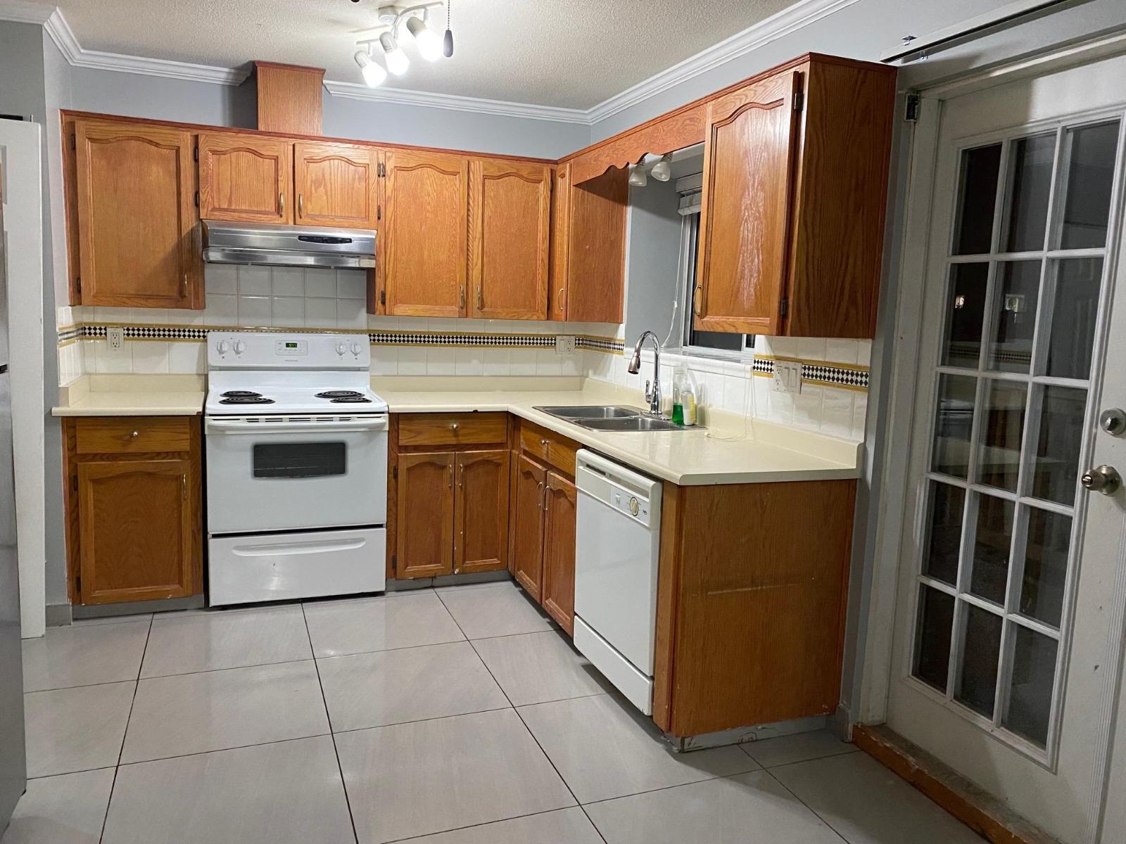 Upper Level 6171 192 Street, Surrey, British Columbia  V3S 8C7 - Photo 3 - R3096224