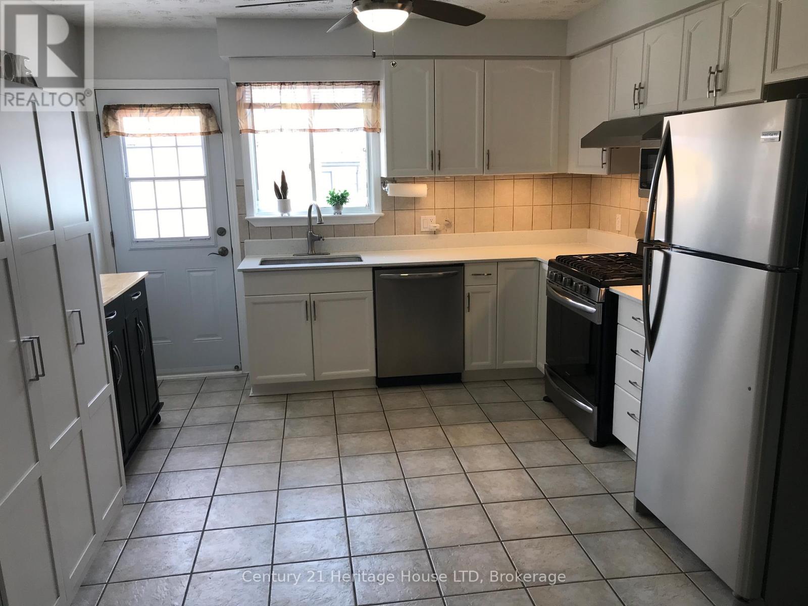 25 Nelson Avenue, Fort Erie (Lakeshore), Ontario  L2A 5K7 - Photo 11 - X12828246