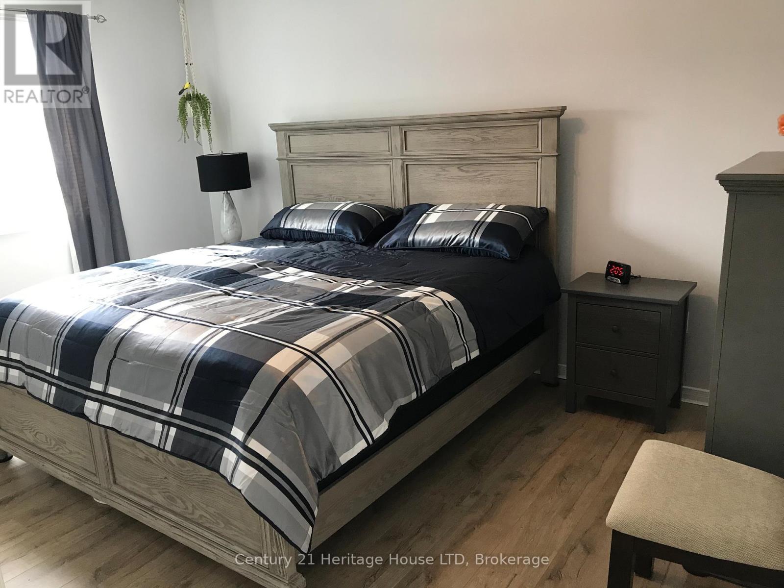 25 Nelson Avenue, Fort Erie (Lakeshore), Ontario  L2A 5K7 - Photo 13 - X12828246