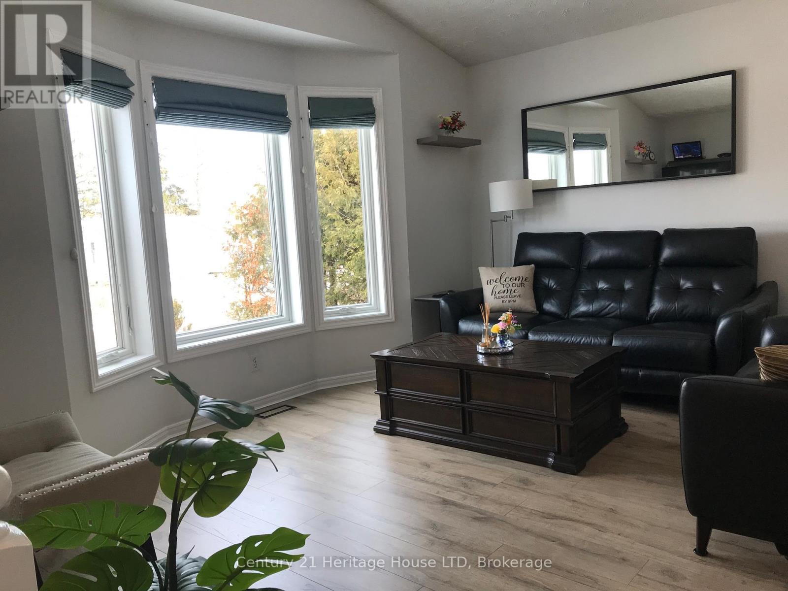 25 Nelson Avenue, Fort Erie (Lakeshore), Ontario  L2A 5K7 - Photo 5 - X12828246