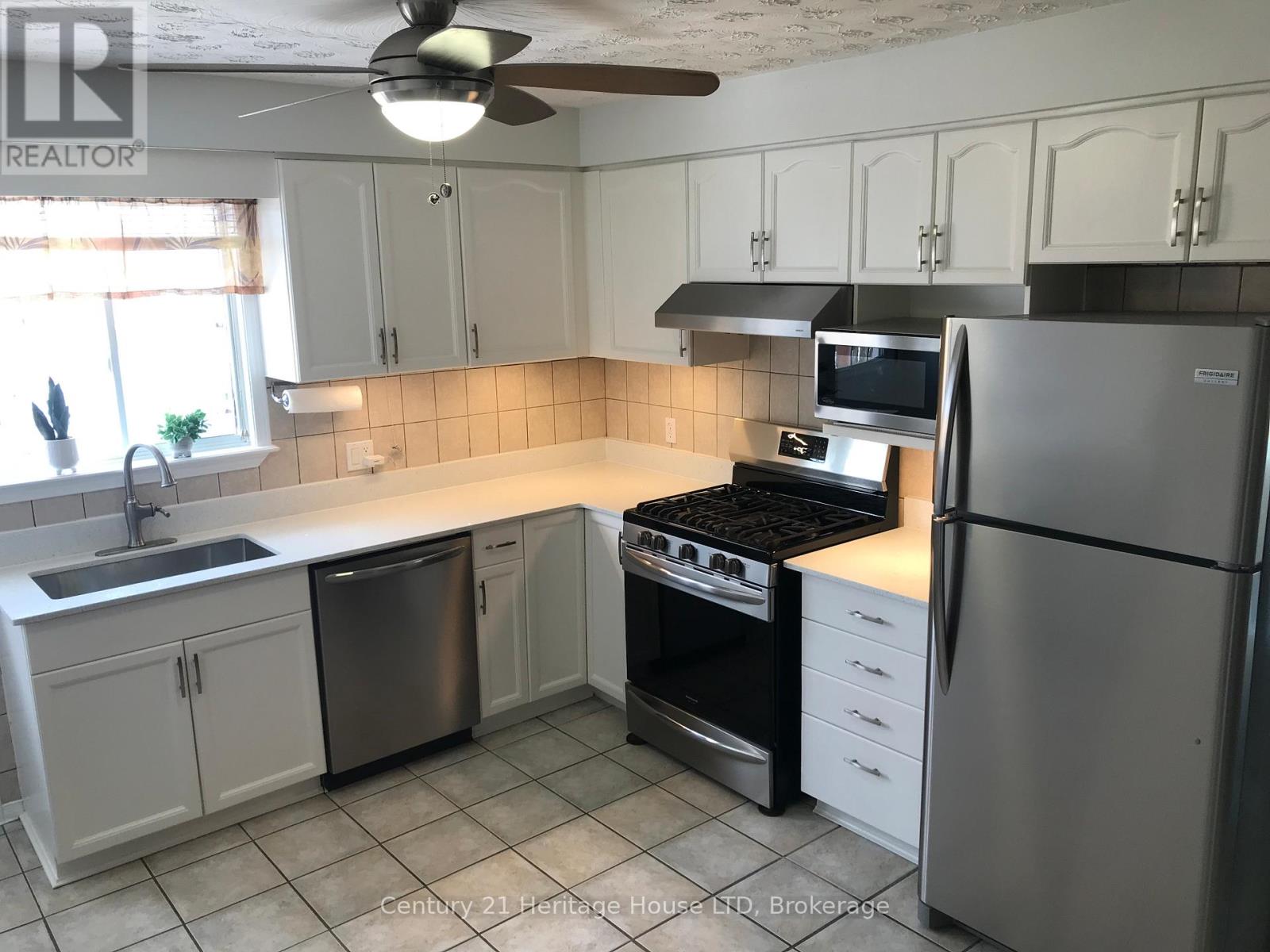 25 Nelson Avenue, Fort Erie (Lakeshore), Ontario  L2A 5K7 - Photo 8 - X12828246