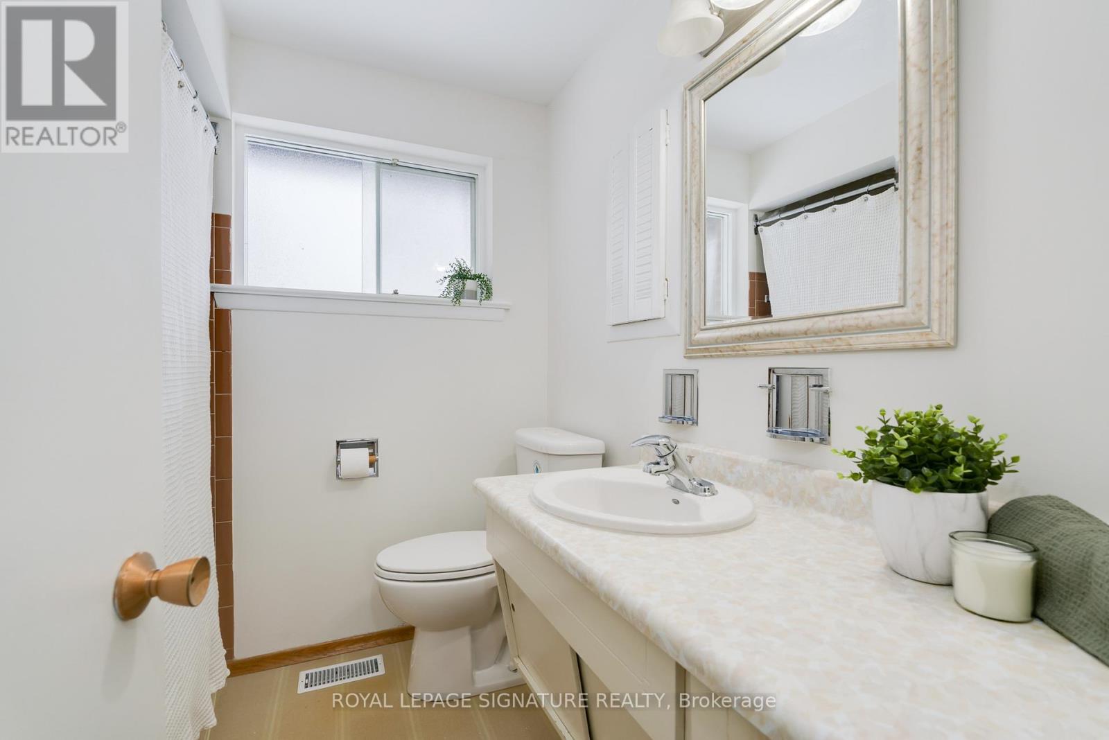 28 Grove Park Crescent, Toronto, Ontario  M2J 2C8 - Photo 19 - C12845382