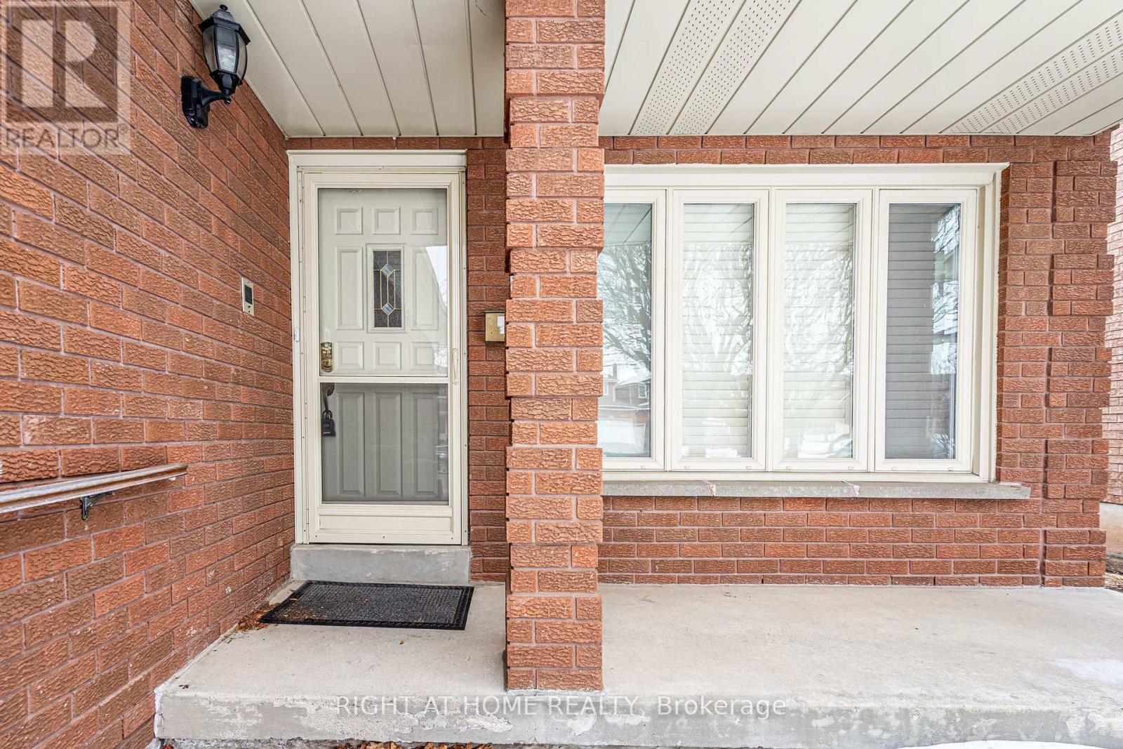 2136 Wincanton Crescent, Mississauga, Ontario  L5M 3E1 - Photo 2 - W12846092