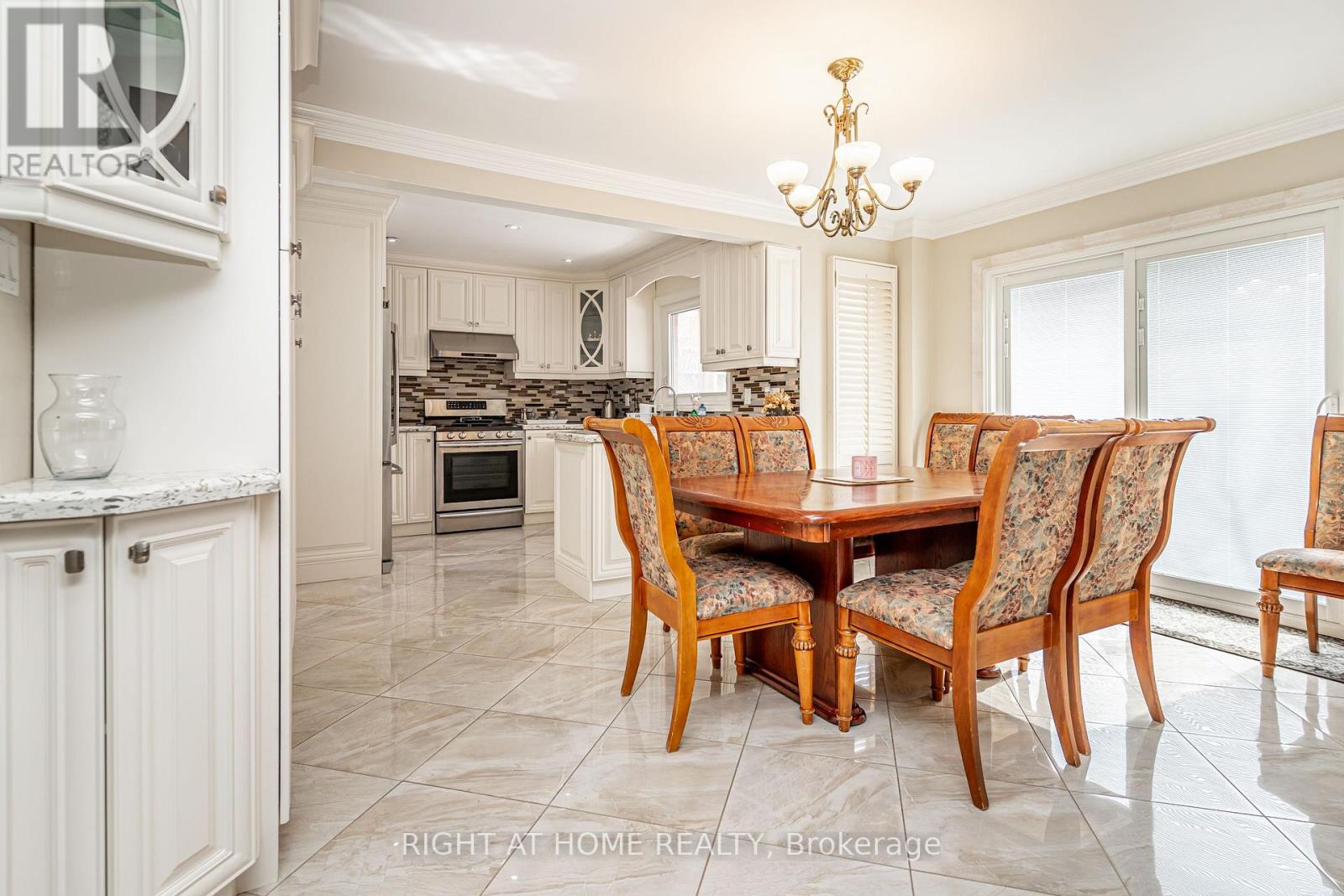 2136 Wincanton Crescent, Mississauga, Ontario  L5M 3E1 - Photo 7 - W12846092