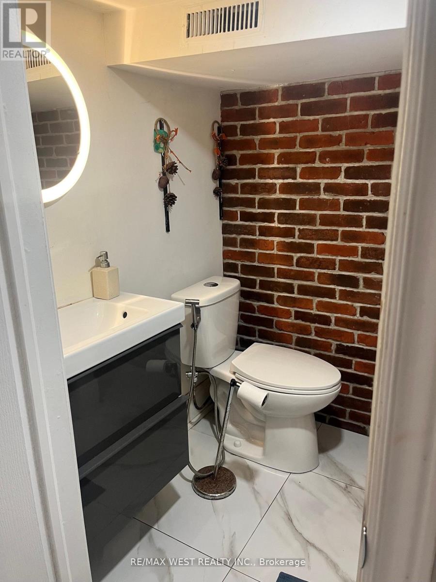 Lower - 54 Wyndham Street, Toronto, Ontario  M6K 1R7 - Photo 11 - C12846372