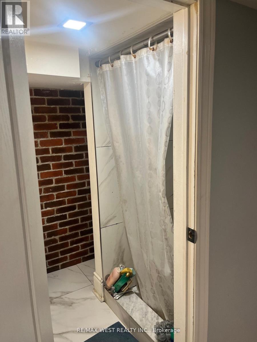 Lower - 54 Wyndham Street, Toronto, Ontario  M6K 1R7 - Photo 12 - C12846372