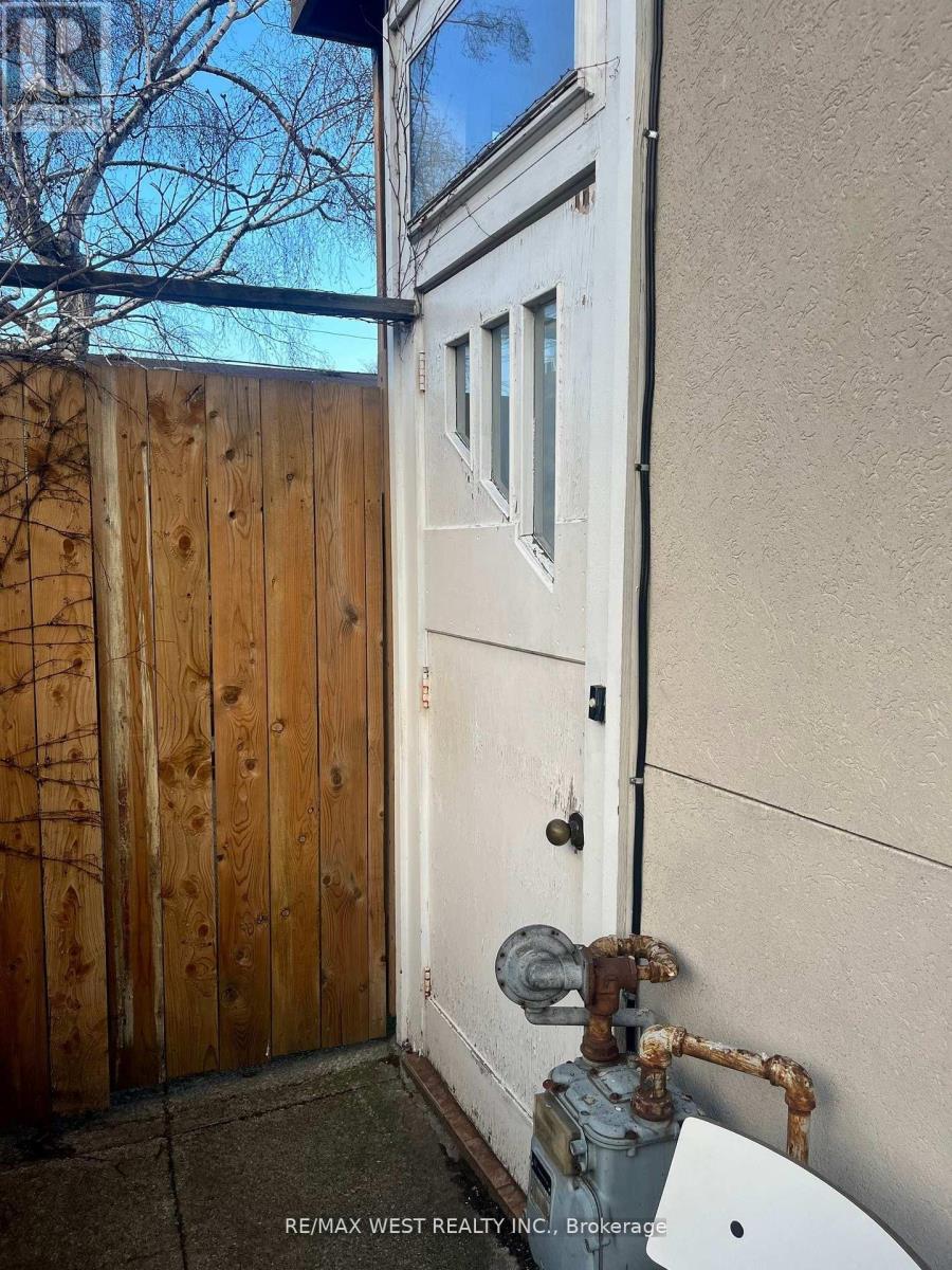 Lower - 54 Wyndham Street, Toronto, Ontario  M6K 1R7 - Photo 3 - C12846372