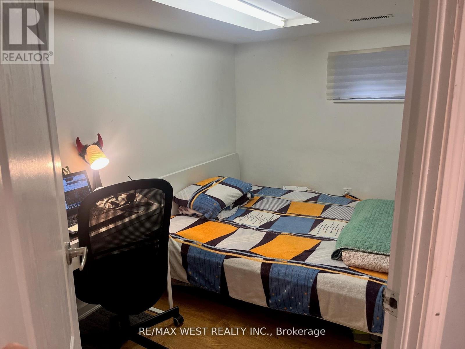 Lower - 54 Wyndham Street, Toronto, Ontario  M6K 1R7 - Photo 7 - C12846372