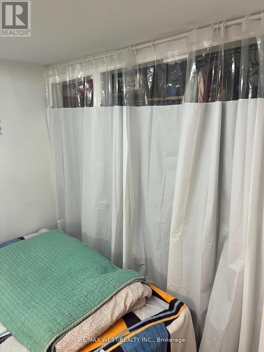 Lower - 54 Wyndham Street, Toronto, Ontario  M6K 1R7 - Photo 8 - C12846372