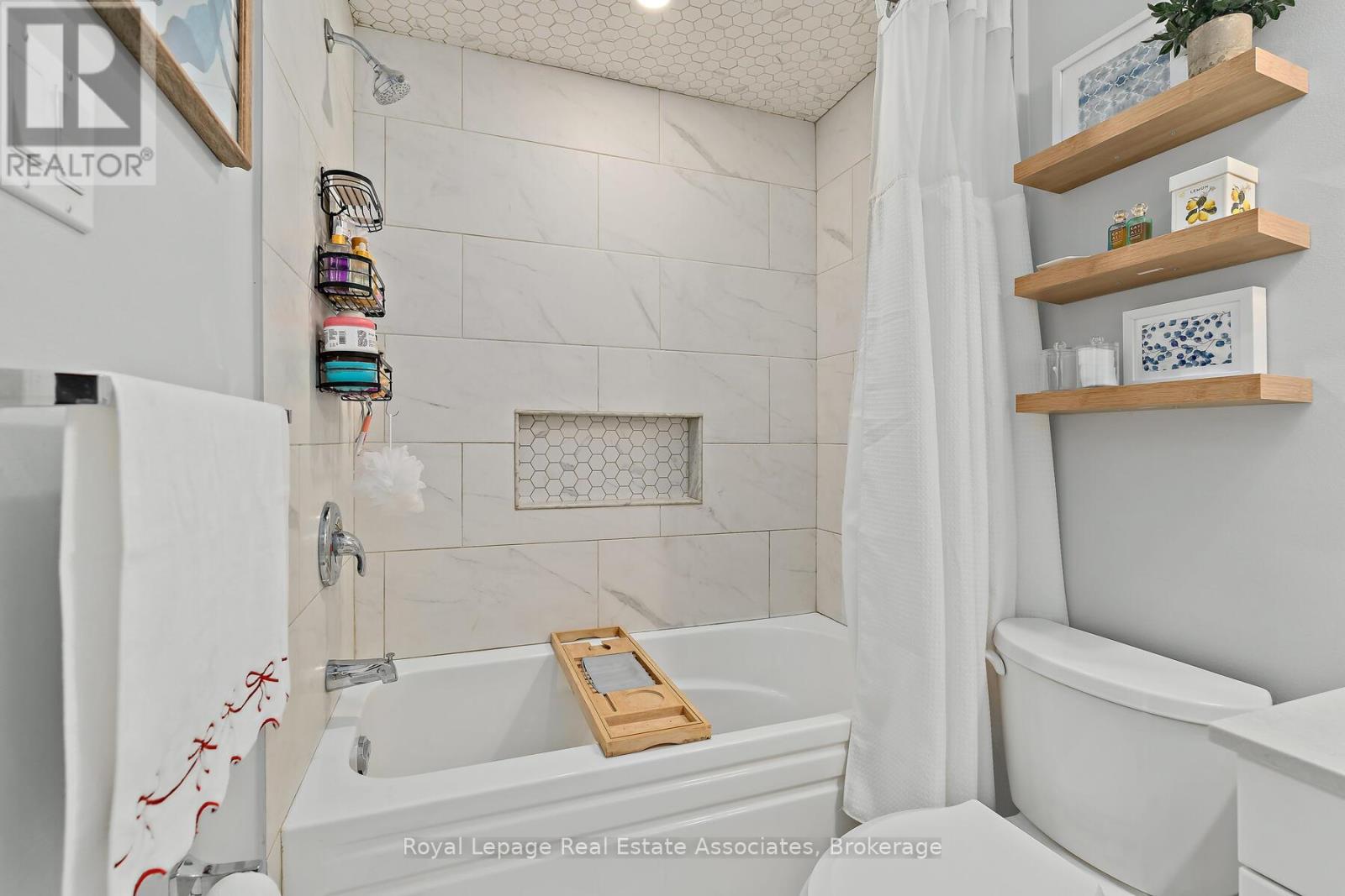 19 Stewart Maclaren Road, Halton Hills, Ontario  L7G 5L8 - Photo 23 - W12846396