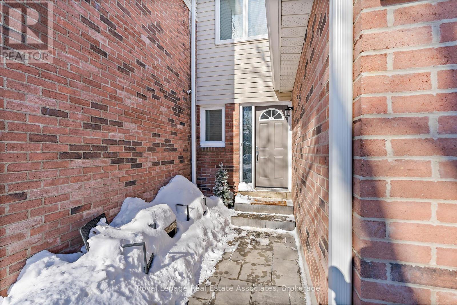 19 Stewart Maclaren Road, Halton Hills, Ontario  L7G 5L8 - Photo 3 - W12846396