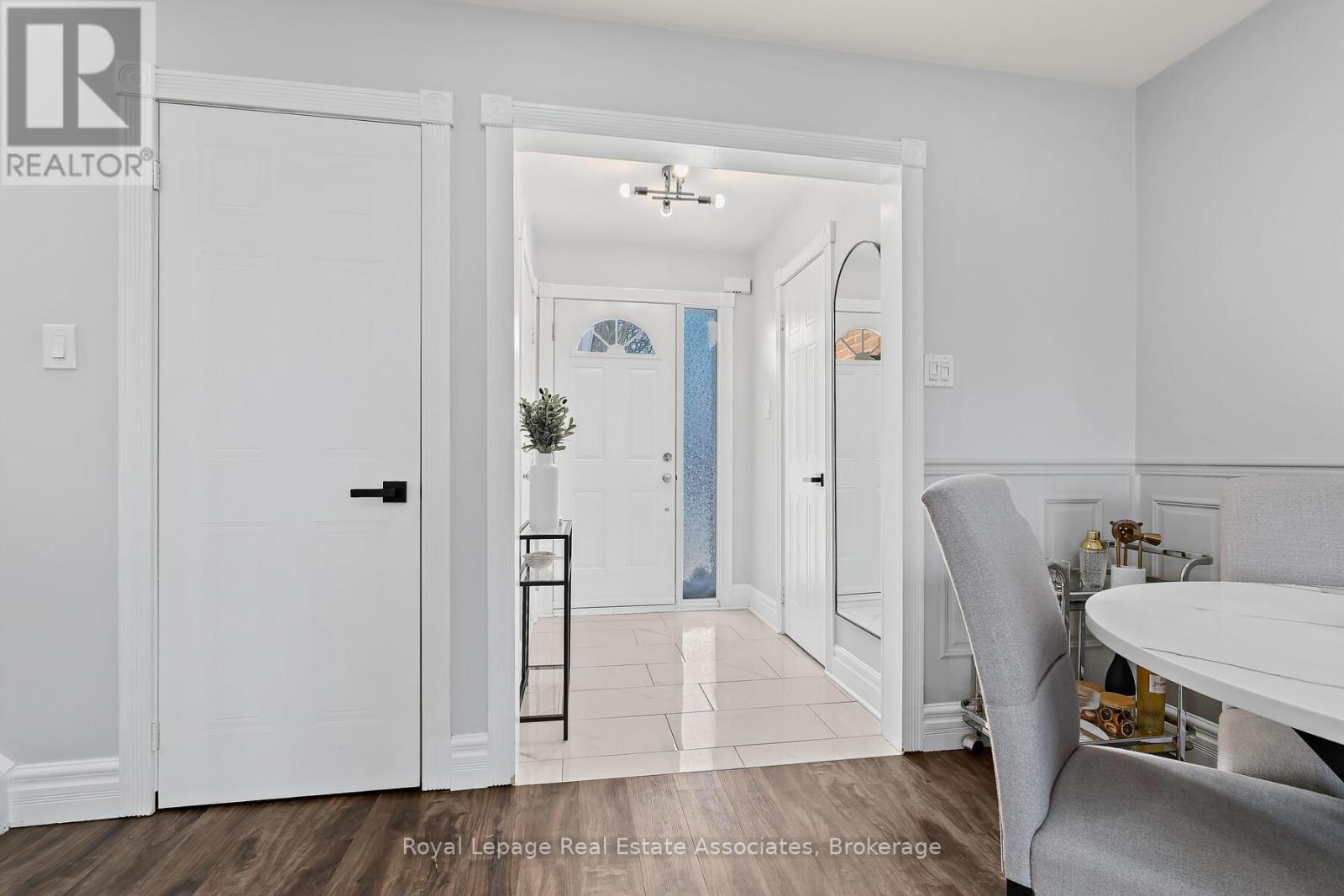 19 Stewart Maclaren Road, Halton Hills, Ontario  L7G 5L8 - Photo 4 - W12846396