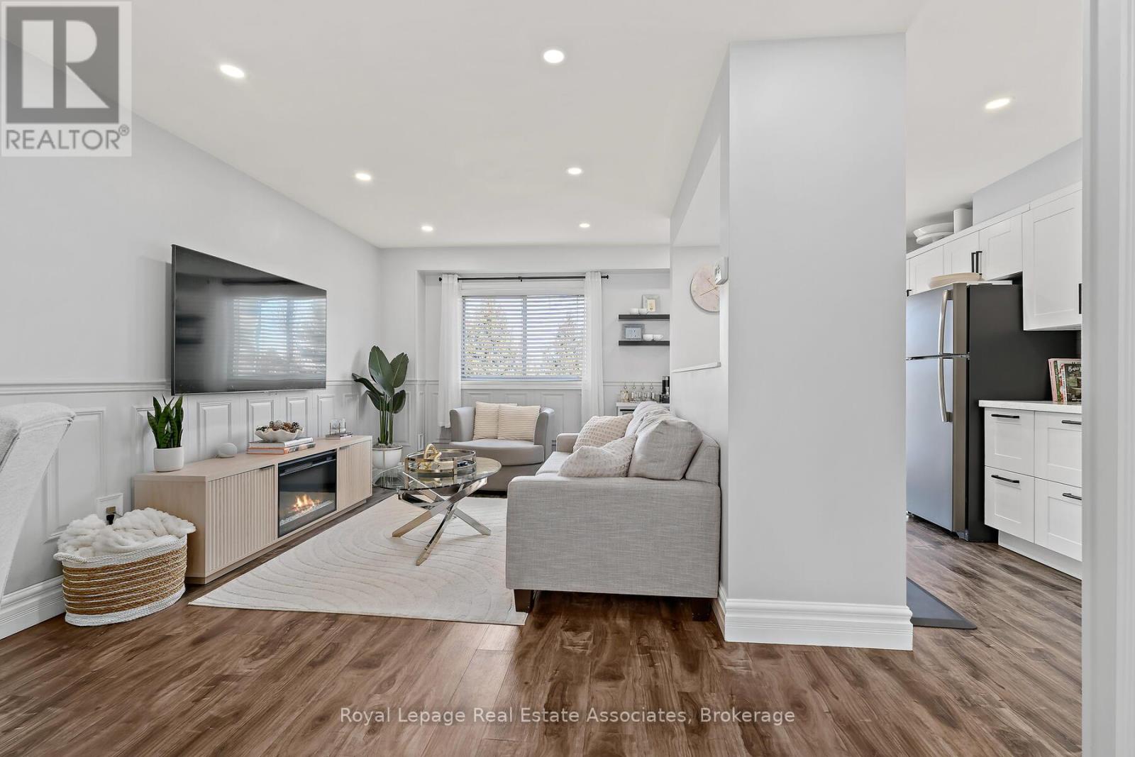 19 Stewart Maclaren Road, Halton Hills, Ontario  L7G 5L8 - Photo 7 - W12846396