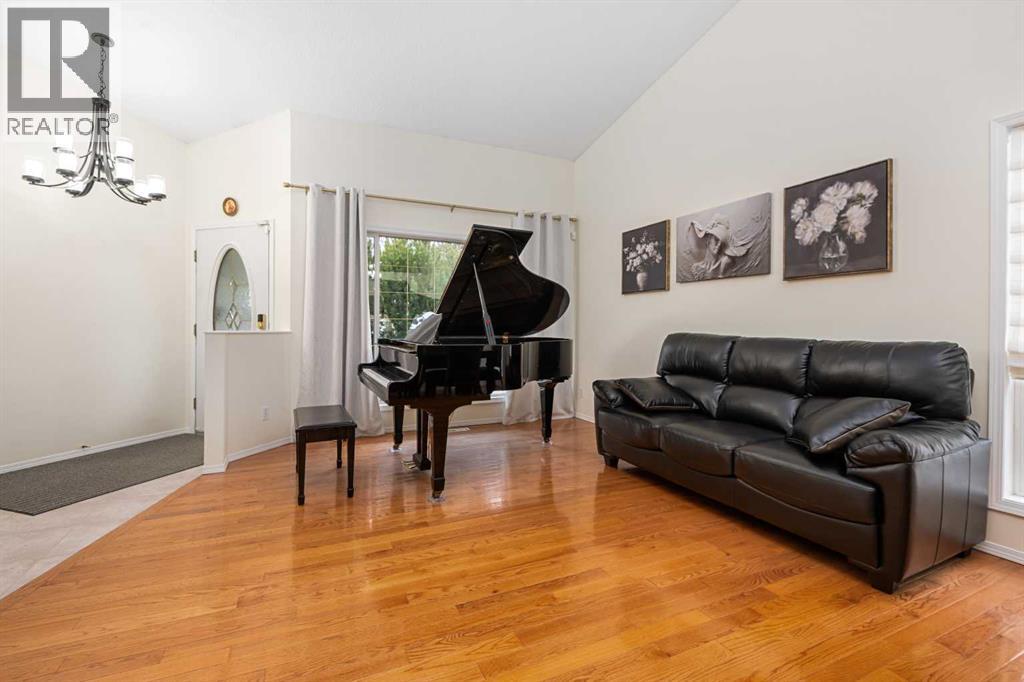 704 Woodside Drive, Airdrie, Alberta  T4B 2G9 - Photo 8 - A2284096