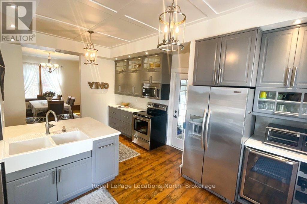 138 Bruce Street S, Blue Mountains, Ontario  N0H 2P0 - Photo 2 - X12438420