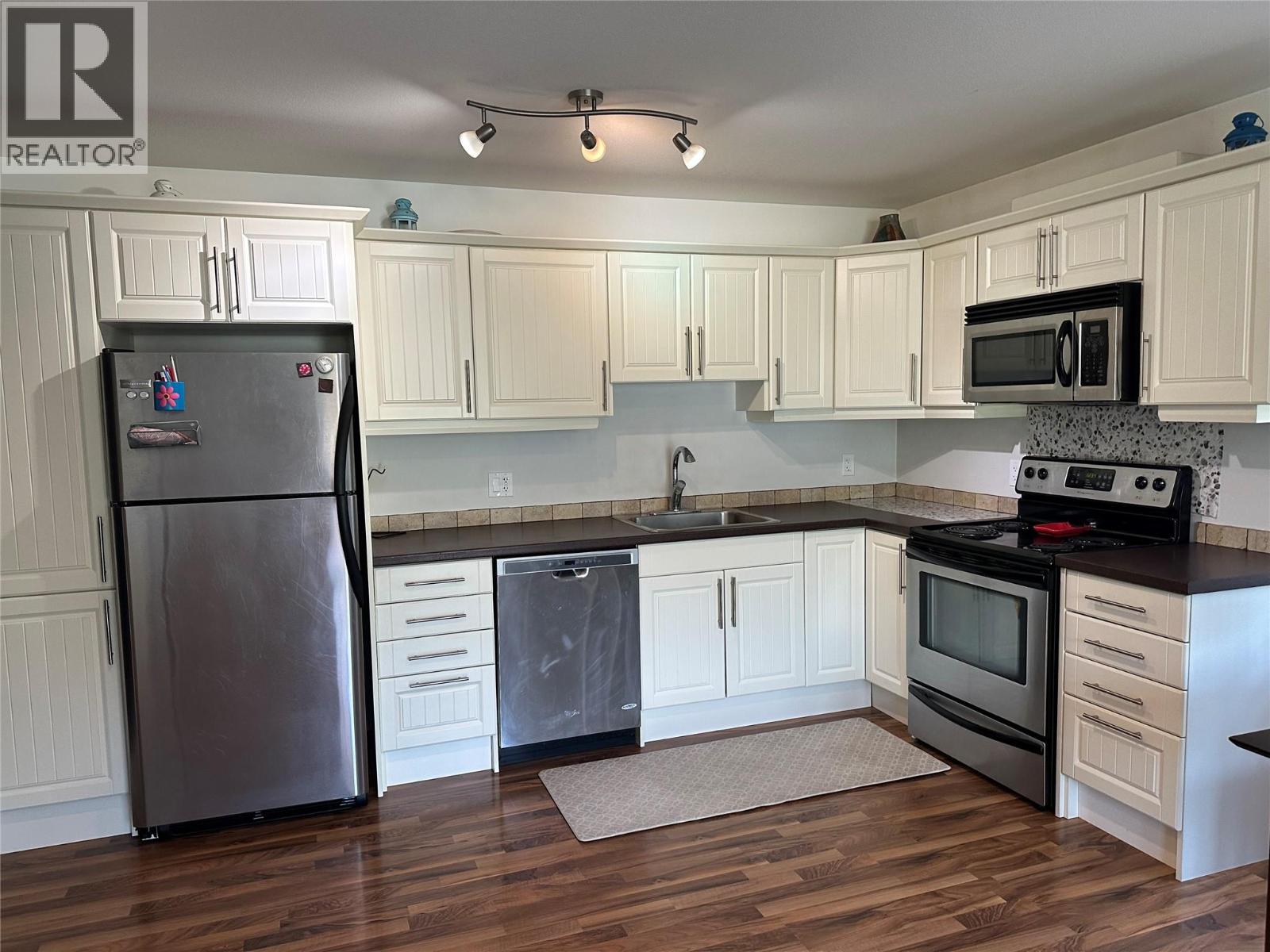 1042 1st Avenue Unit# 402, Fernie, British Columbia V0B 1M0 - Photo 2 - 10360667