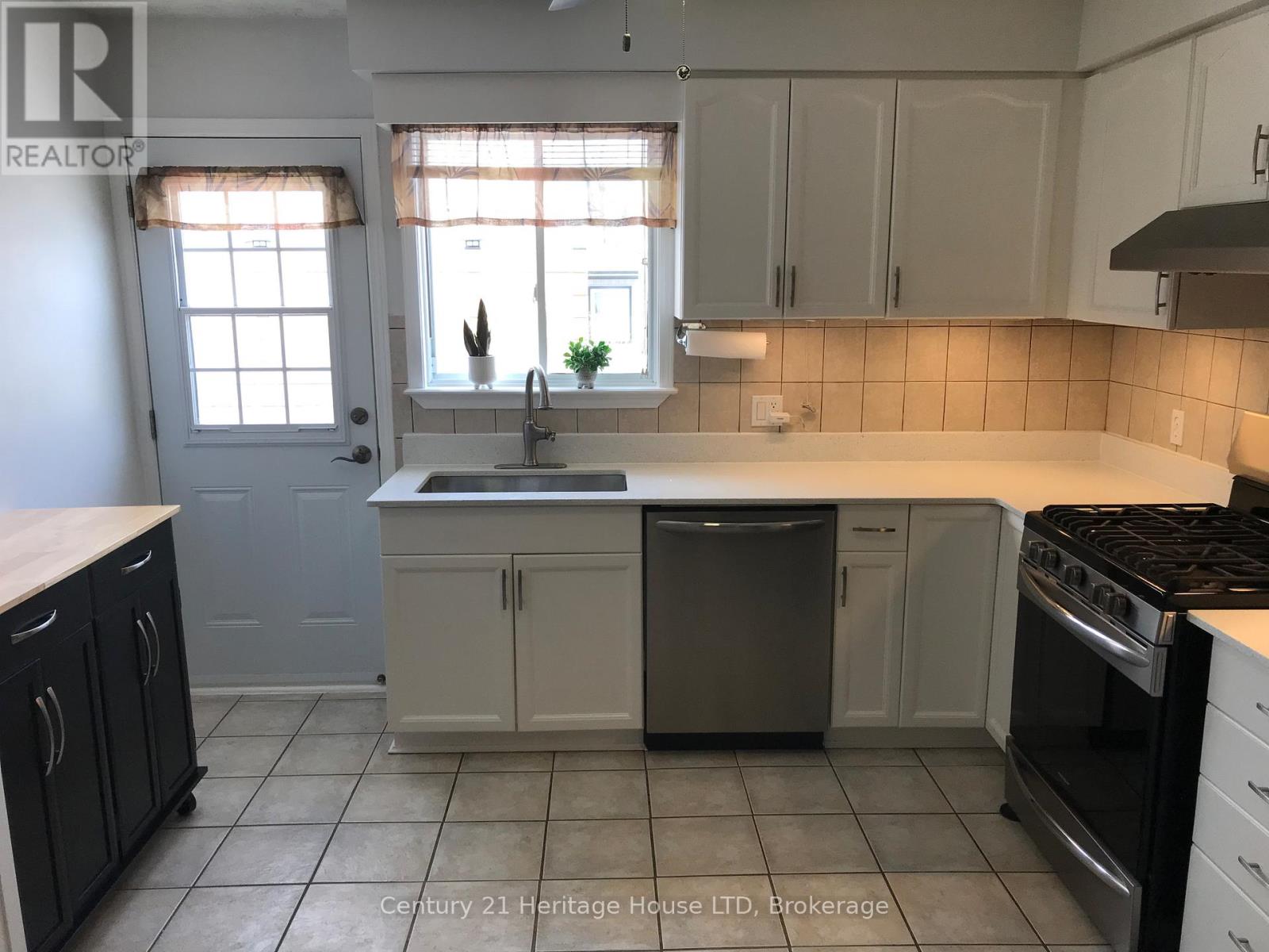 25 Nelson Avenue, Fort Erie, Ontario  L2A 5K7 - Photo 10 - X12828246