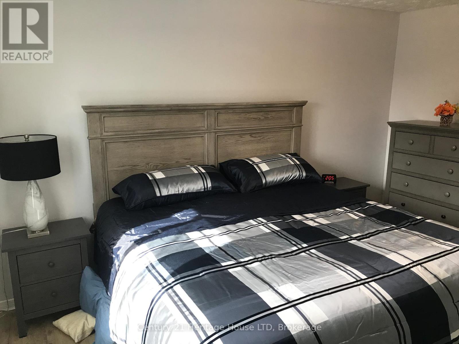 25 Nelson Avenue, Fort Erie, Ontario  L2A 5K7 - Photo 12 - X12828246