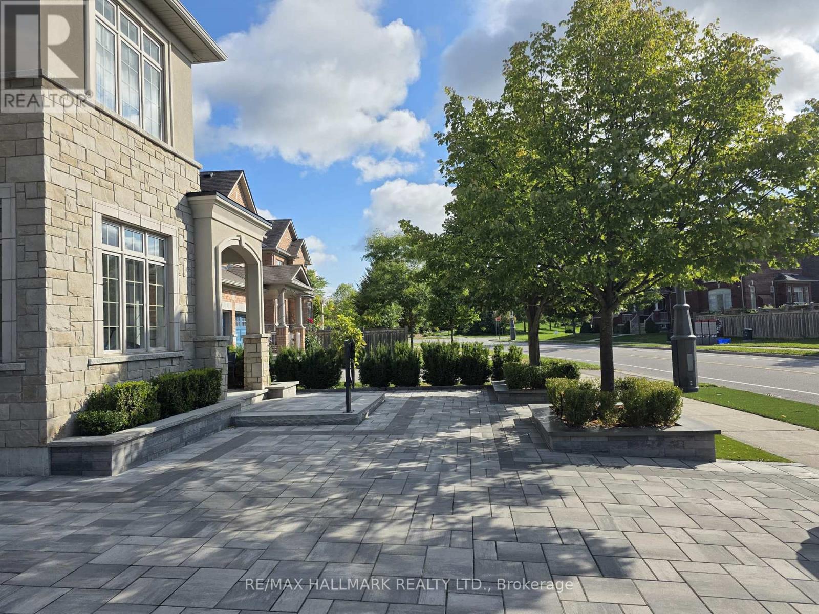 1135 Cenotaph Boulevard, Newmarket, Ontario  L3X 0A7 - Photo 4 - N12841760