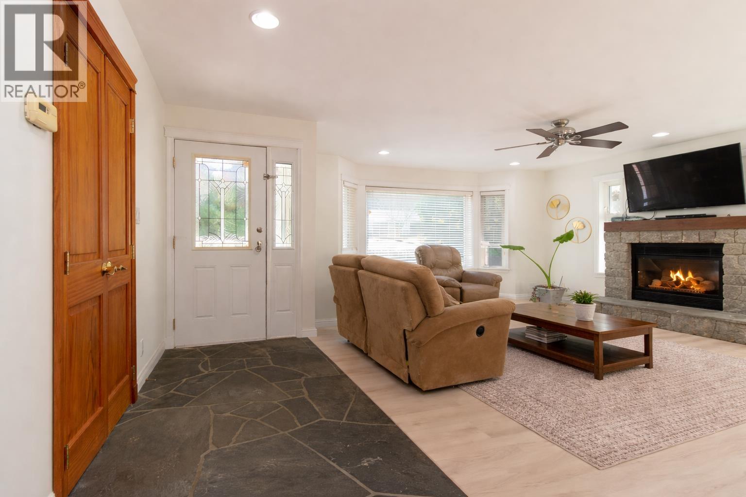 40409 Perth Drive, Squamish, British Columbia  V0N 1T0 - Photo 2 - R3096254