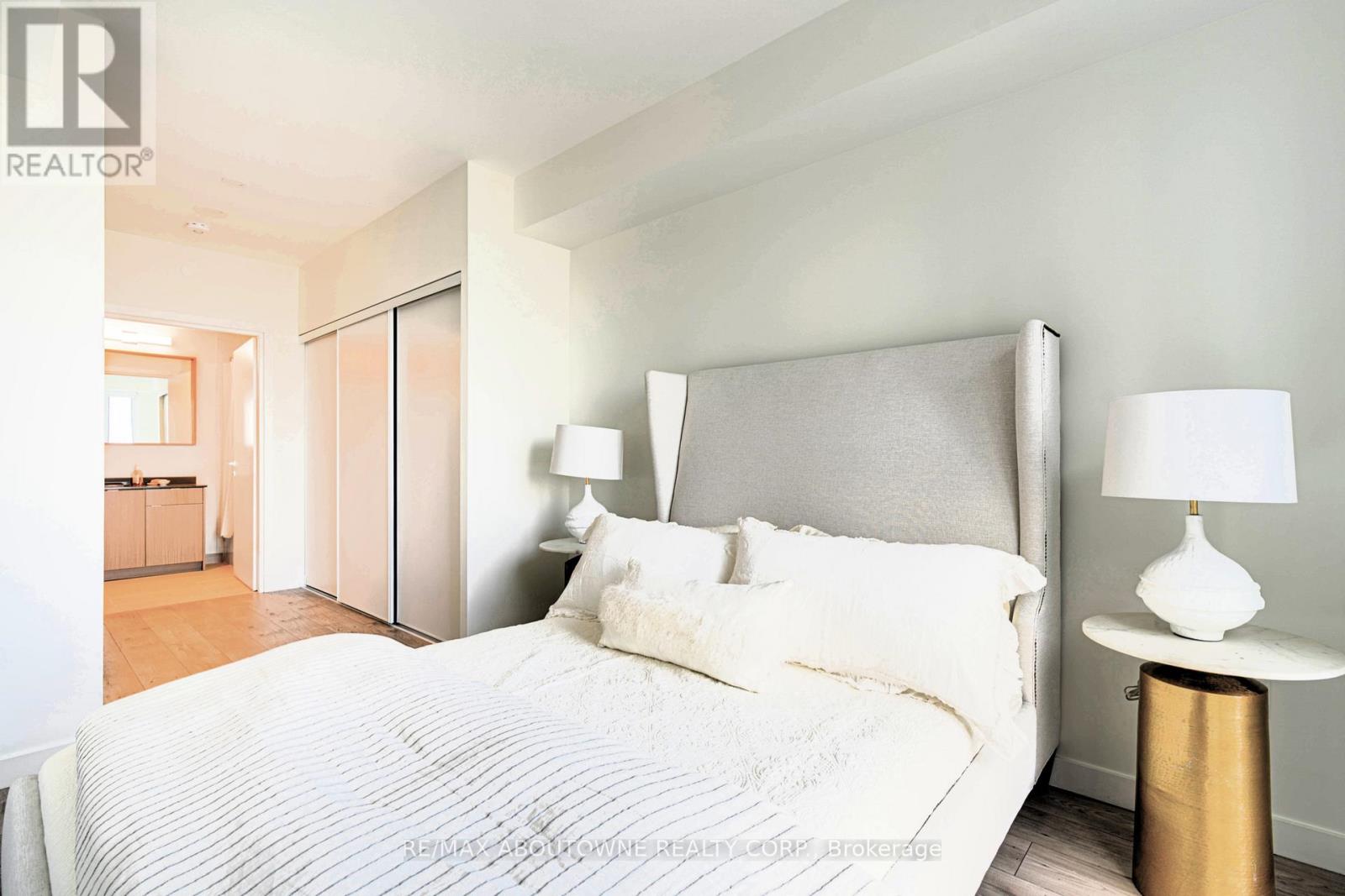 B0915 - 133 Bronte Road, Oakville, Ontario  L6L 0H2 - Photo 6 - W12846440