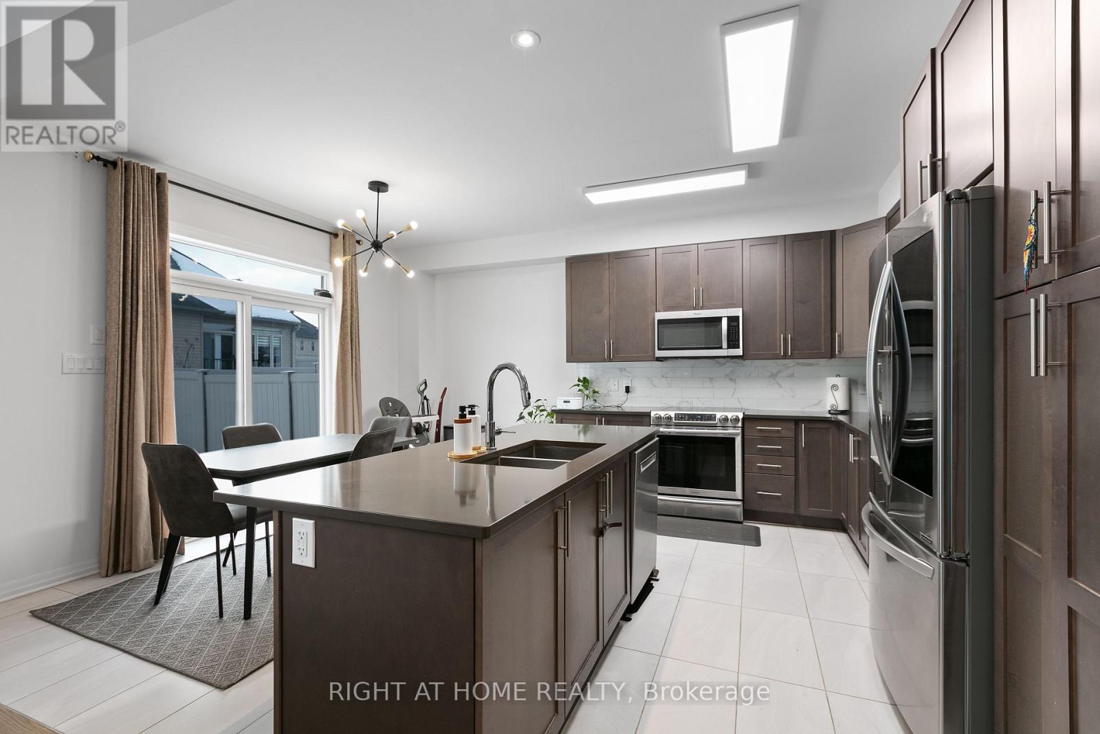 917 Littlerock Street, Ottawa, Ontario  K1T 0N2 - Photo 10 - X12846496