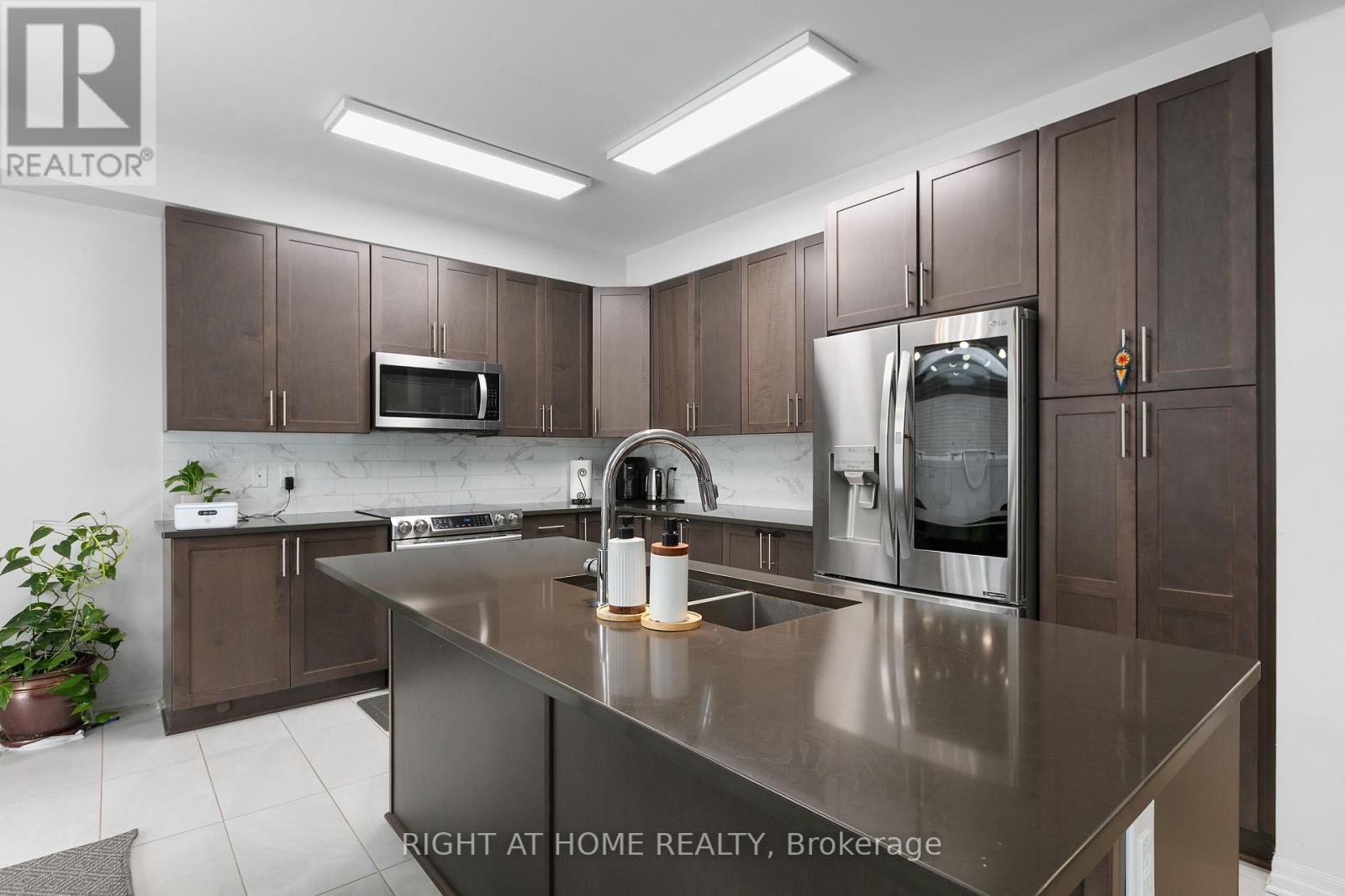 917 Littlerock Street, Ottawa, Ontario  K1T 0N2 - Photo 12 - X12846496