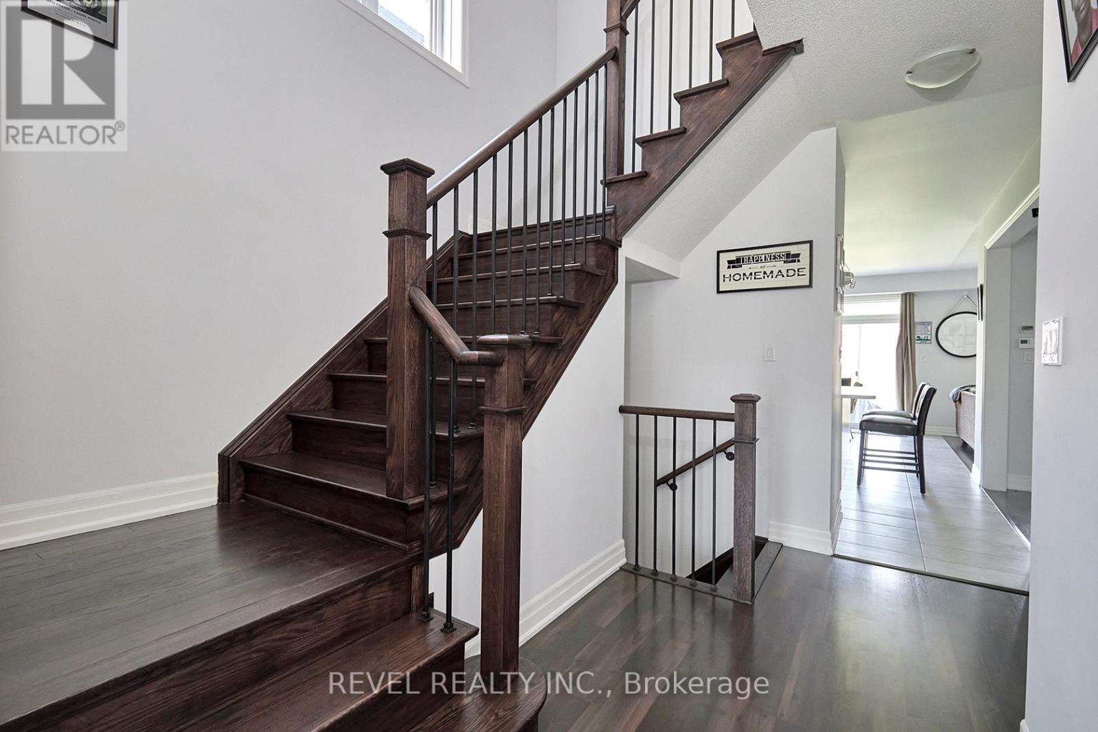 33 Wood Crescent, Essa, Ontario  L3W 0M5 - Photo 3 - N12846570