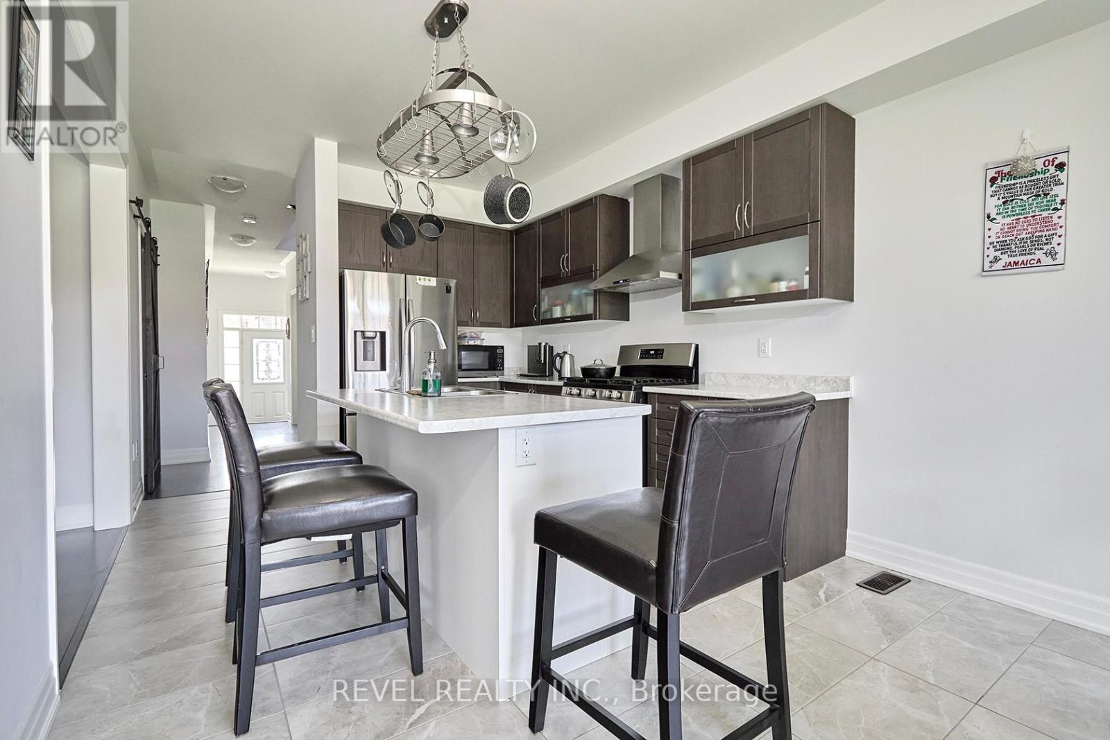 33 Wood Crescent, Essa, Ontario  L3W 0M5 - Photo 4 - N12846570