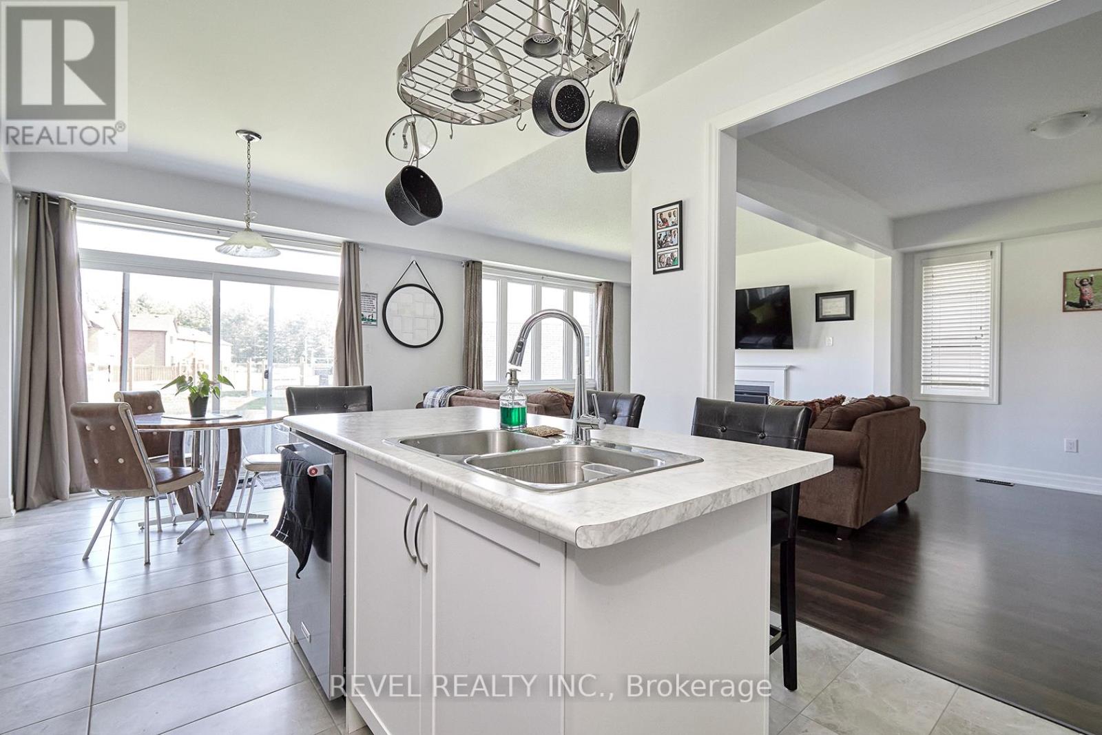 33 Wood Crescent, Essa, Ontario  L3W 0M5 - Photo 6 - N12846570