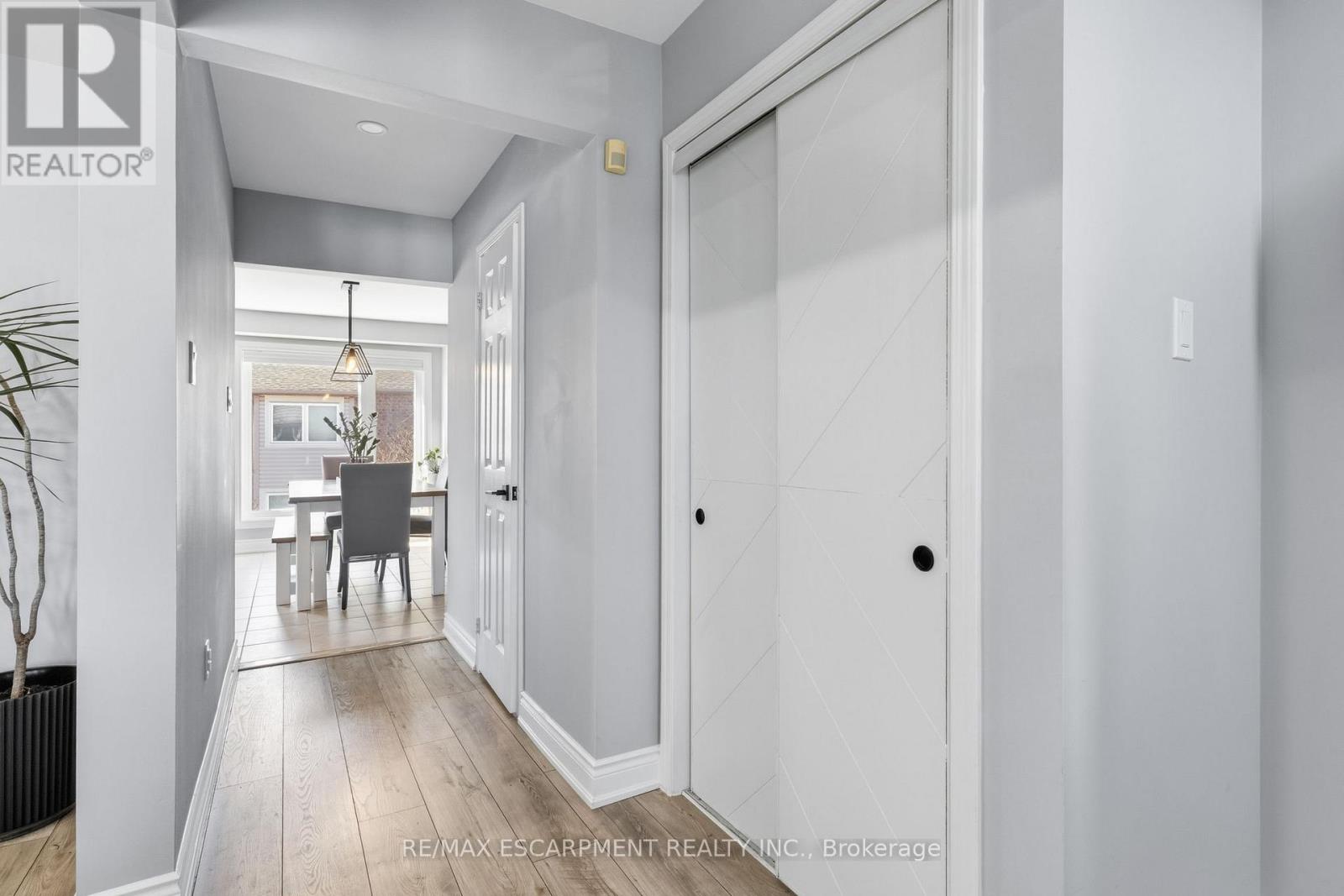 5123 Dryden Avenue, Burlington, Ontario  L7L 6L3 - Photo 10 - W12846534