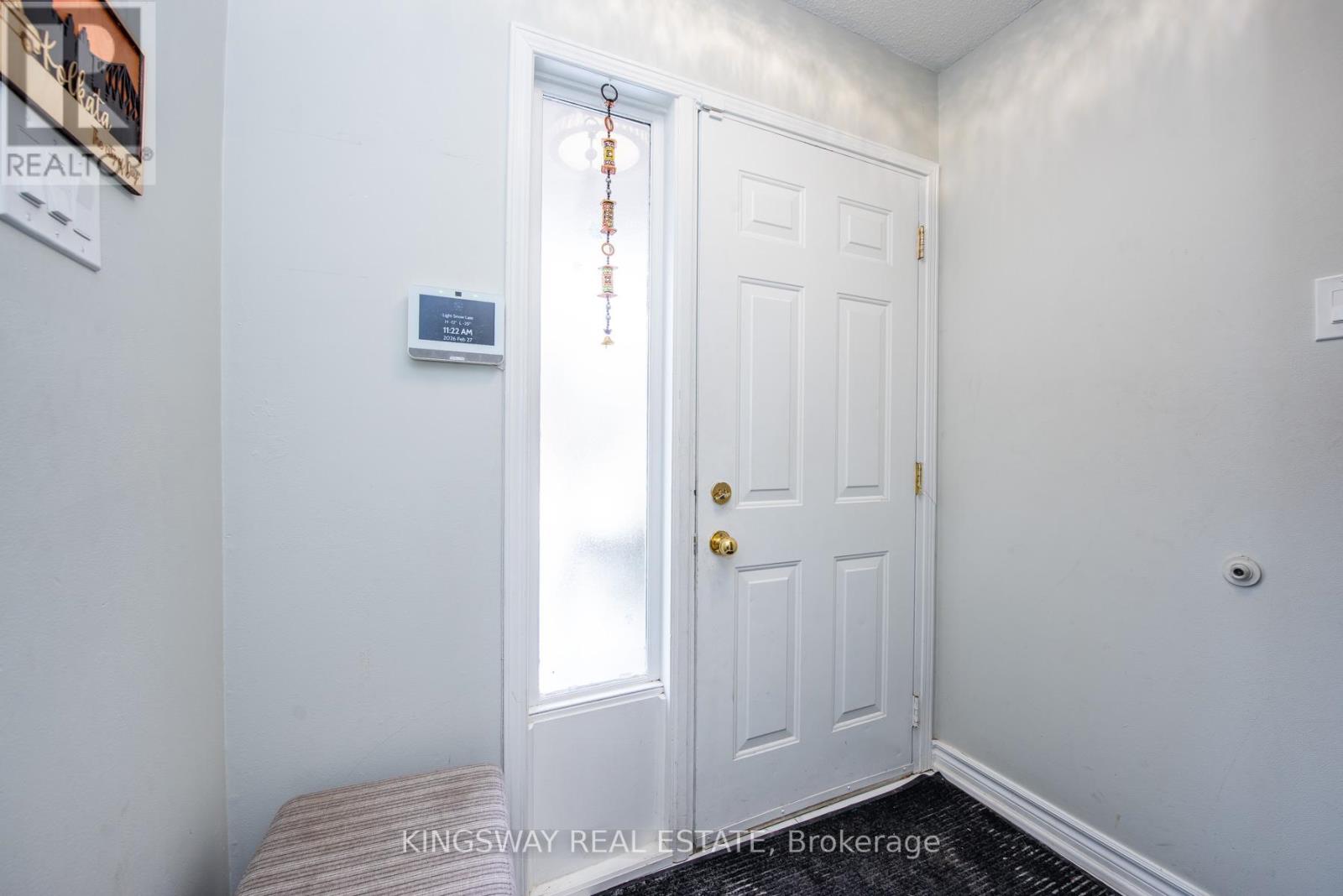 138 Ashton Crescent N, Brampton, Ontario  L6S 3J9 - Photo 4 - W12846540