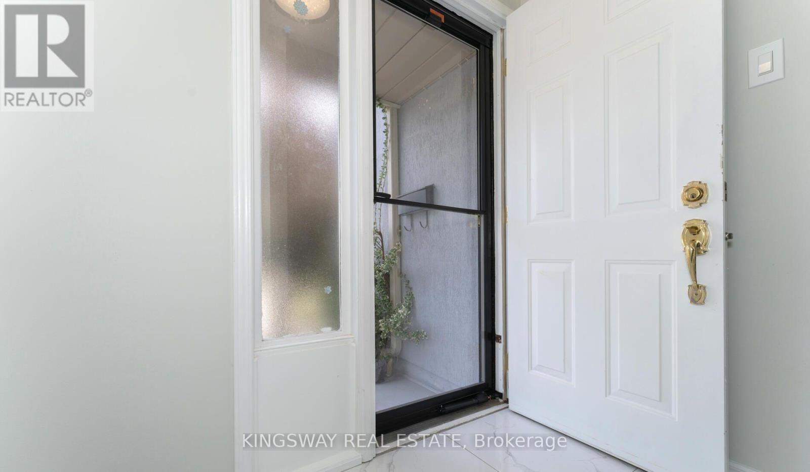 138 Ashton Crescent N, Brampton, Ontario  L6S 3J9 - Photo 5 - W12846540