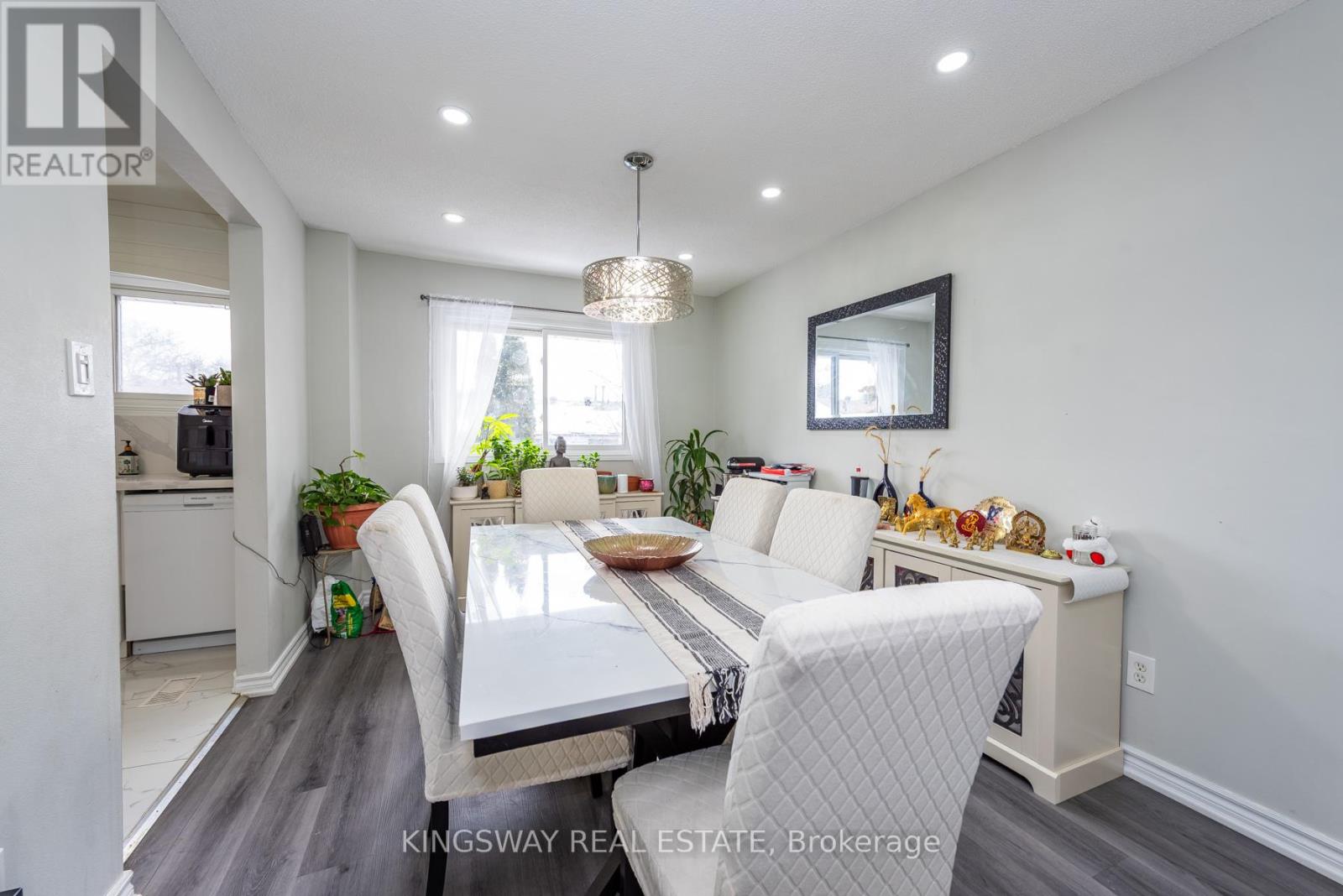 138 Ashton Crescent N, Brampton, Ontario  L6S 3J9 - Photo 7 - W12846540