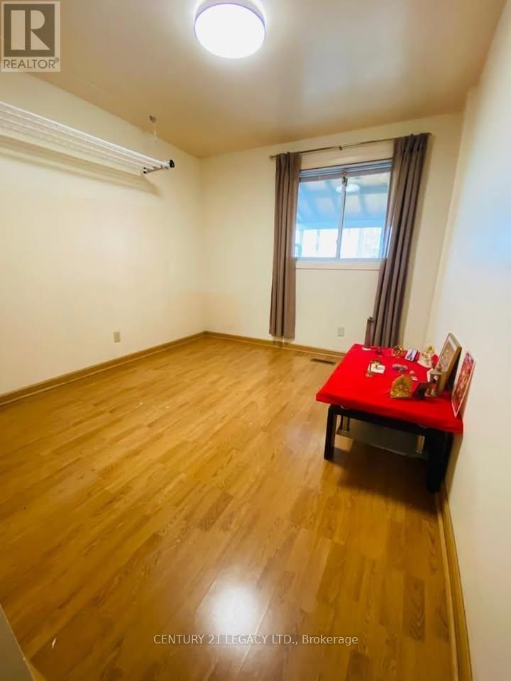 130 Surbray Grove S, Mississauga, Ontario  L5B 2E1 - Photo 10 - W12846560