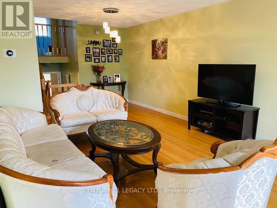 130 Surbray Grove S, Mississauga, Ontario  L5B 2E1 - Photo 3 - W12846560