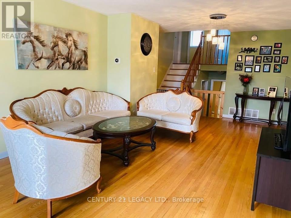 130 Surbray Grove S, Mississauga, Ontario  L5B 2E1 - Photo 4 - W12846560