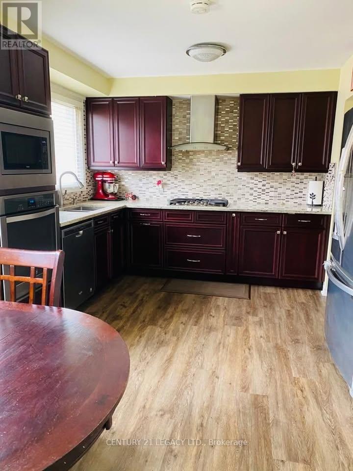 130 Surbray Grove S, Mississauga, Ontario  L5B 2E1 - Photo 5 - W12846560